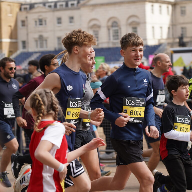 students running a marathon